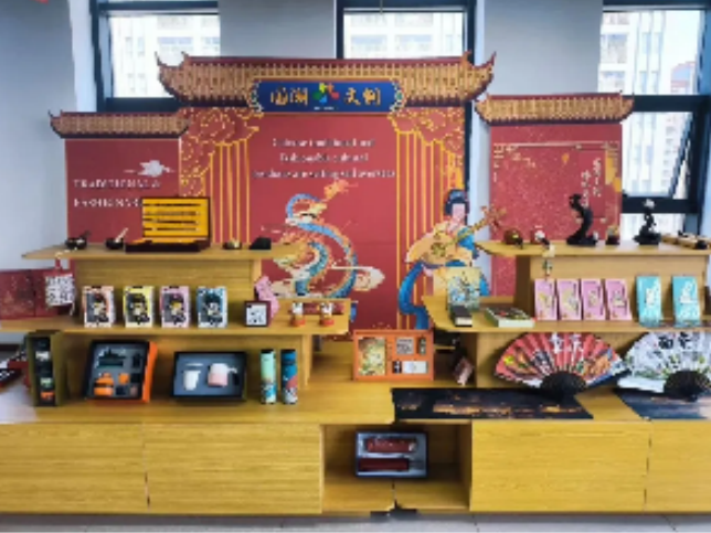 彩揚文創產品展示。