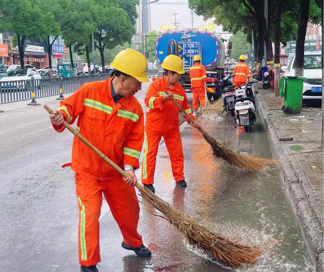 现场进行清淤排涝工作。受访者供图