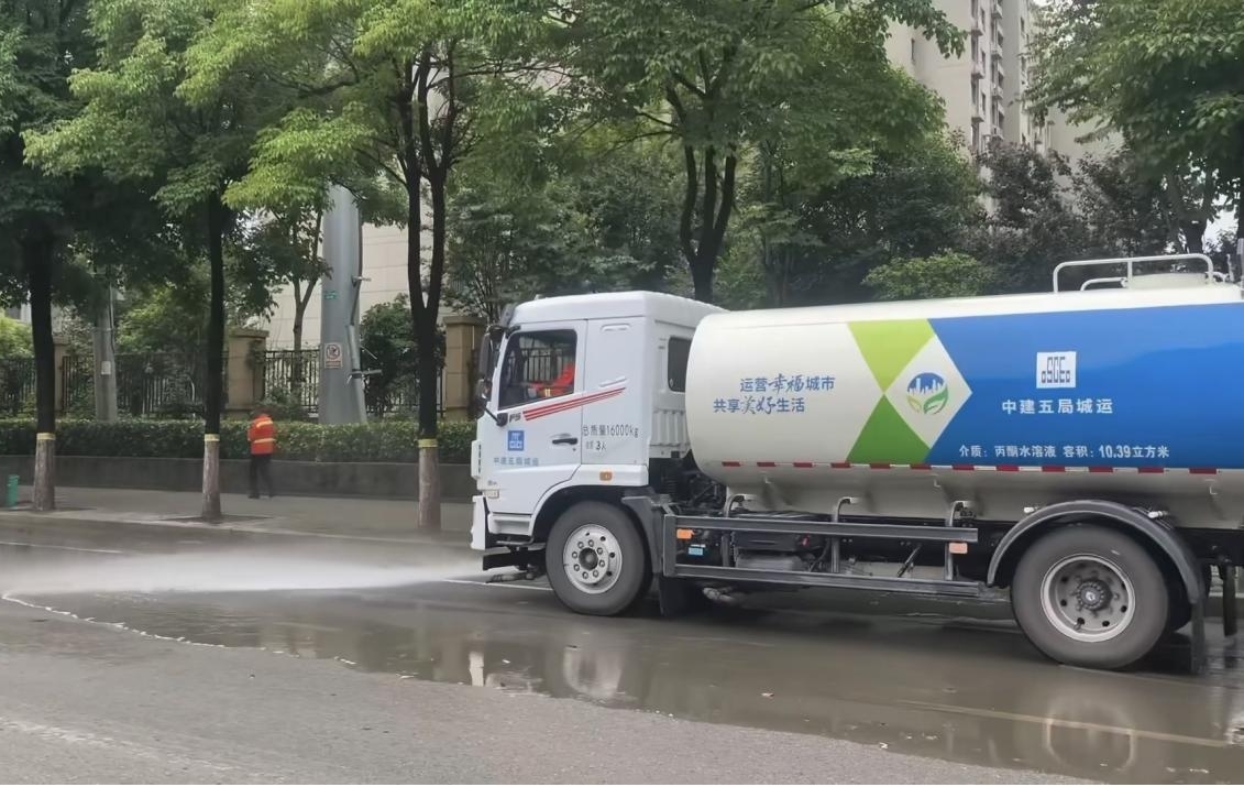 现场进行道路保洁工作。受访者供图