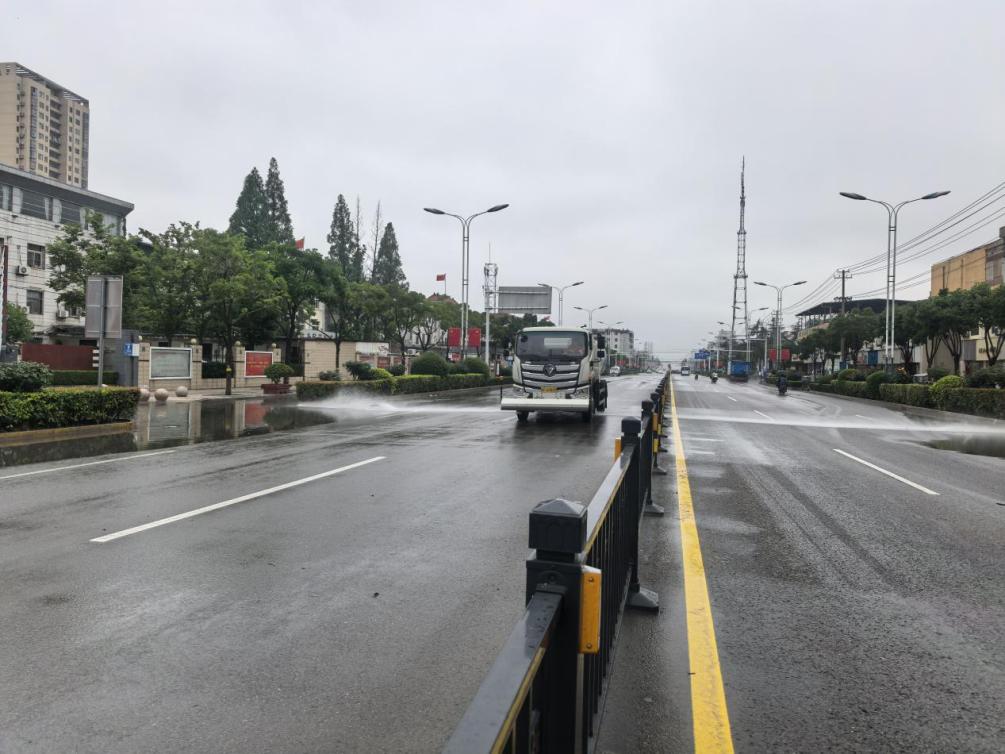 现场进行道路保洁工作。受访者供图