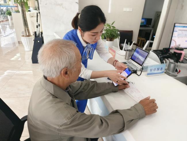 指导老年用户办理业务。合肥水务集团供图