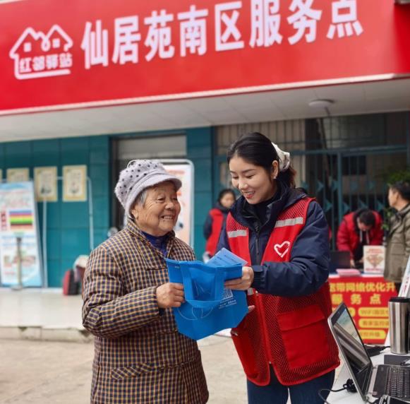营业大厅工作人员进社区服务。合肥水务集团供图