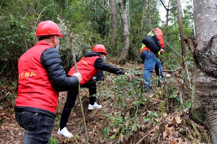 网络建设先锋队徒步穿越山林，实地踏勘基站选址与线路走向。安徽移动供图