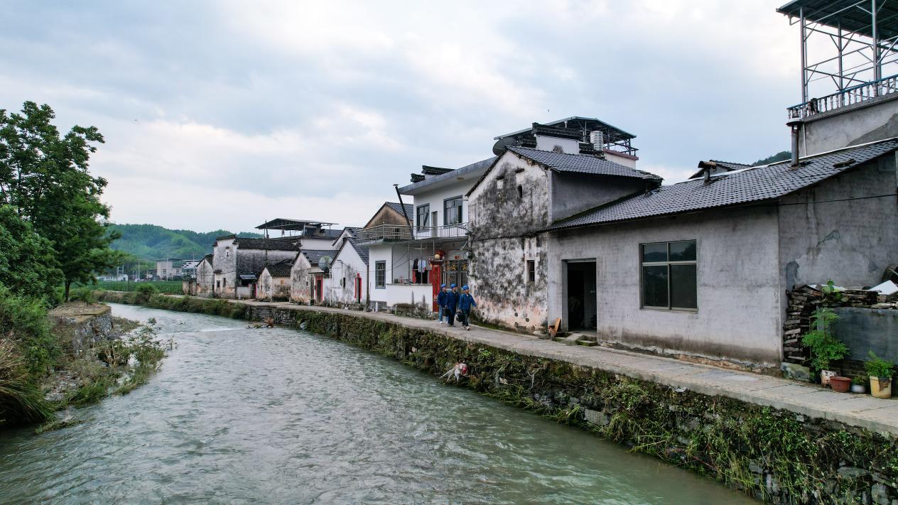 5月26日,歙縣供電公司工作人員在溪頭鎮西坡村開展暴雨后線路隱患排查。