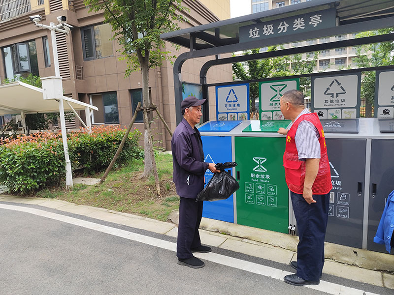 志願者開展垃圾分類桶邊值守志願服務活動。