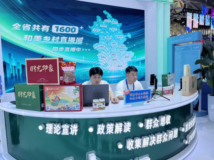 丁軍在深圳文博會現場開展政策解讀,農產品推介活動。涂益攝