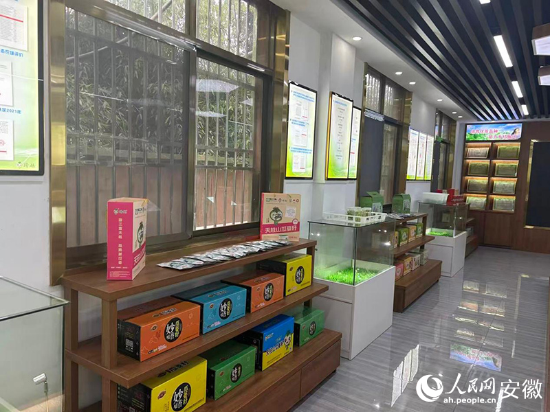安徽有余跨越食品开发股份有限公司产品展示区。人民网记者 高飞跃摄