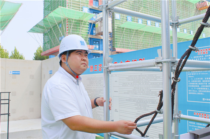 李治龙检查工地。