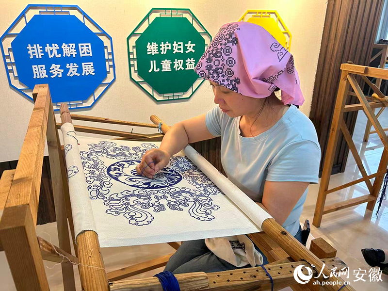 操友明正在挑花。人民网记者 高飞跃摄