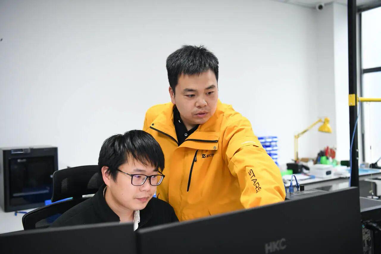 工作中的顾慧昕（右一）。包河区委宣传部供图