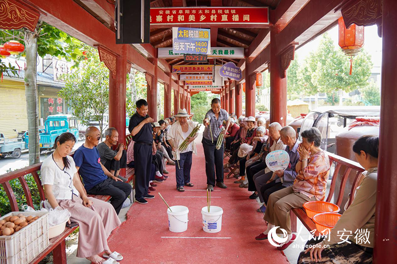 太和縣稅鎮鎮姚寨村黨委書記李超（左四）在直播間和村民互動。人民網記者 陳若天攝