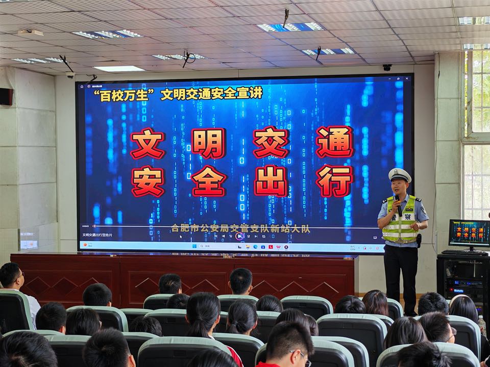交警现场宣导。