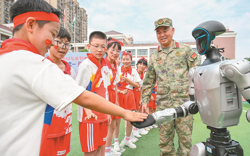 學生在與機器人互動