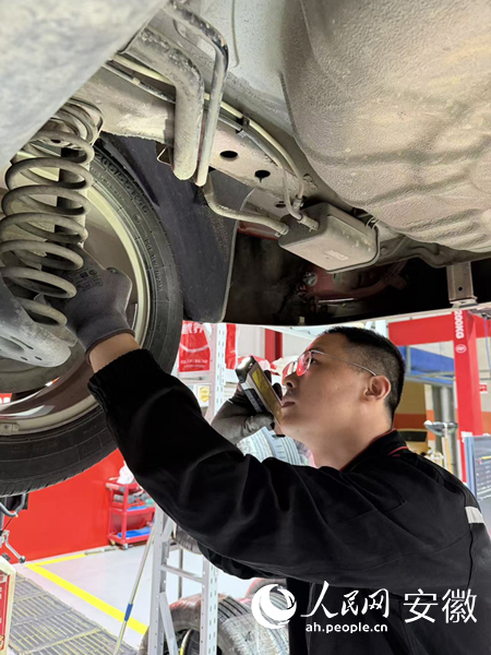 朱田田正在對車輛底盤進行檢查。受訪者供圖