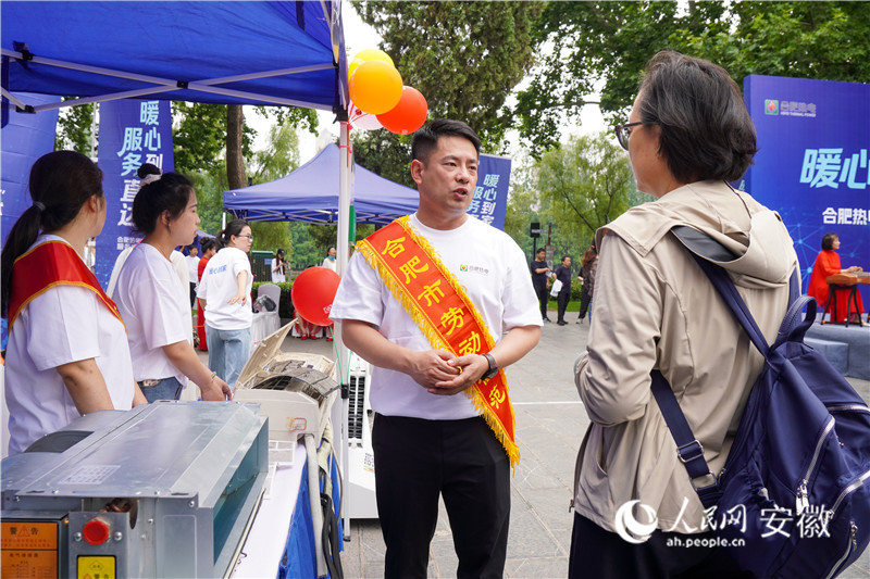 勞模工匠現場答疑。人民網記者 陳若天攝