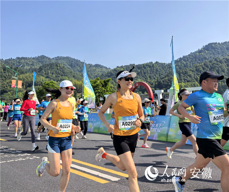 迎著晨光開跑。人民網記者 汪瑞華攝