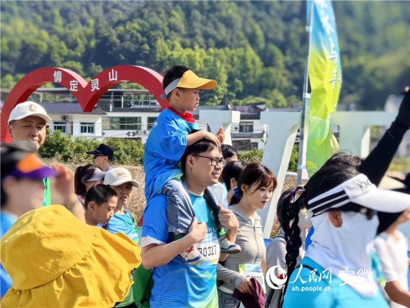 父子齊上陣。人民網記者 汪瑞華攝