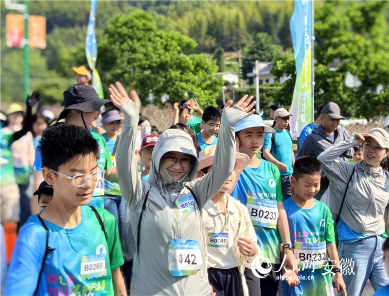 漫步組多以親子家庭為主，重在參與。人民網記者 汪瑞華攝