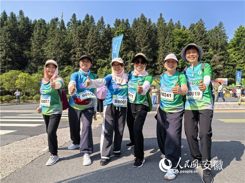 賽前，選手抱團加油助威。人民網記者 汪瑞華攝