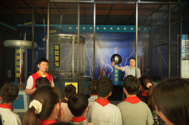 小學生在蚌埠市科技館參觀。曹廣宇攝