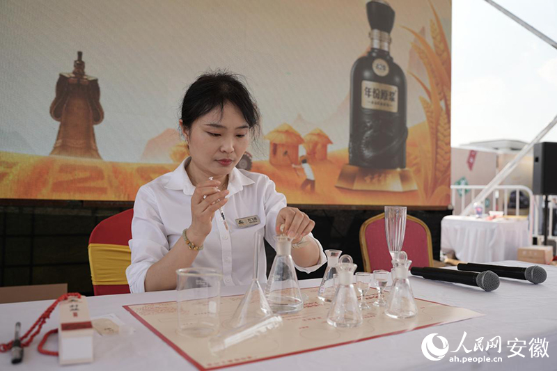 古井贡酒股份有限公司国家级白酒评酒委员刘飞燕带观众现场调酒。人民网记者 王锐摄