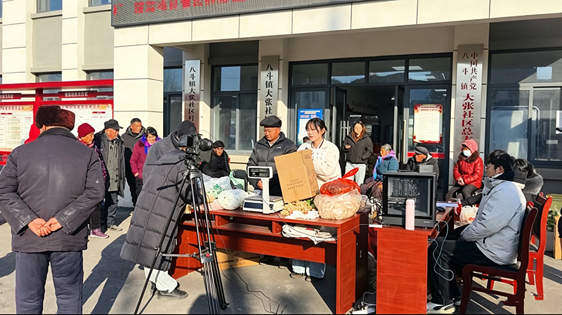 走进社区的流动菜市直播间。八斗镇供图