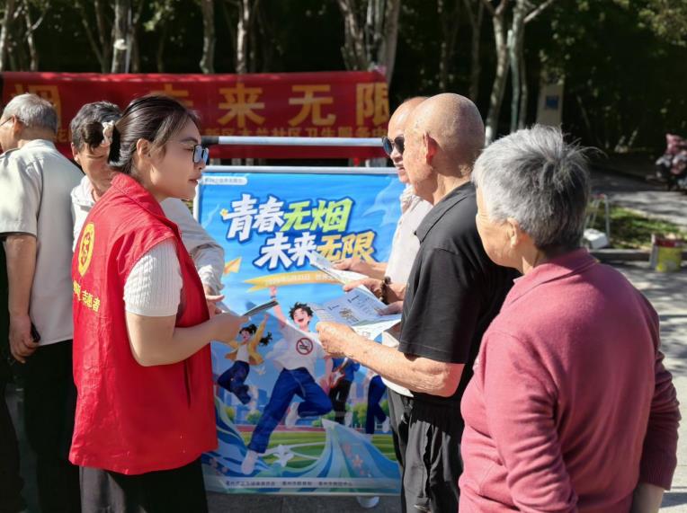 志願者向市民普及控煙知識。