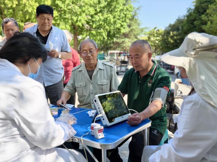 醫務人員為市民公益體檢，普及吸煙危害。
