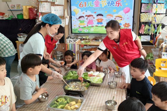菊花園社區“繽紛‘六一’ ‘沸騰’童年”火鍋派對。