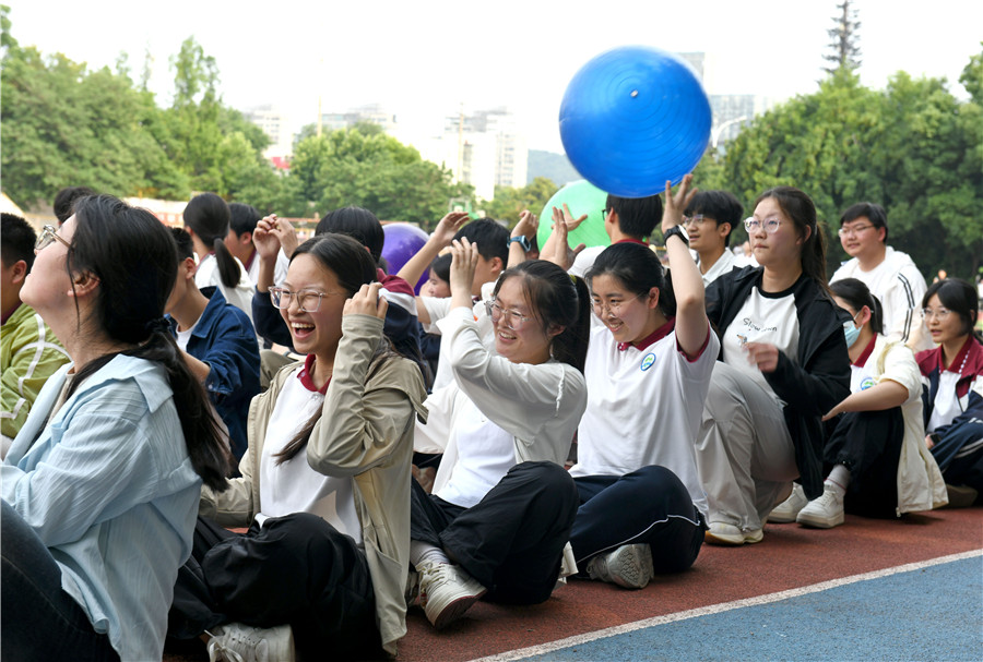 6月1日，安徽淮南一中高三學生在操場上開展接力傳球游戲，放鬆心情迎接高考。