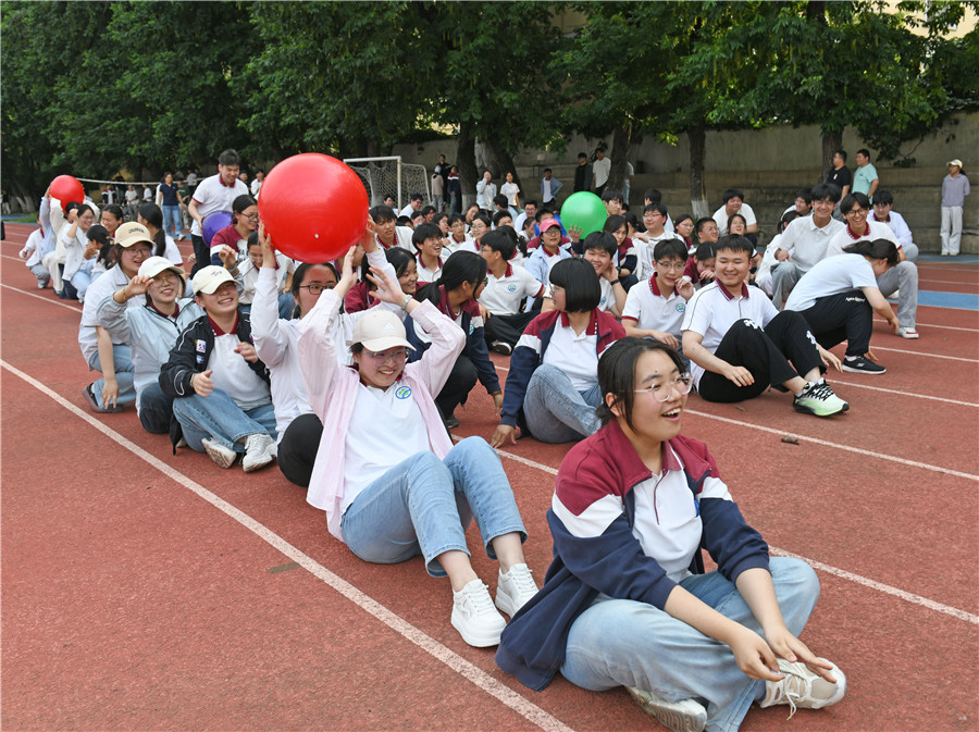 6月1日，安徽淮南一中高三學生在操場上開展接力傳球游戲，放鬆心情迎接高考。