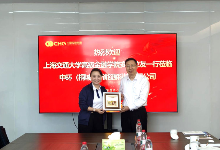李梦琳接受校友会纪念品