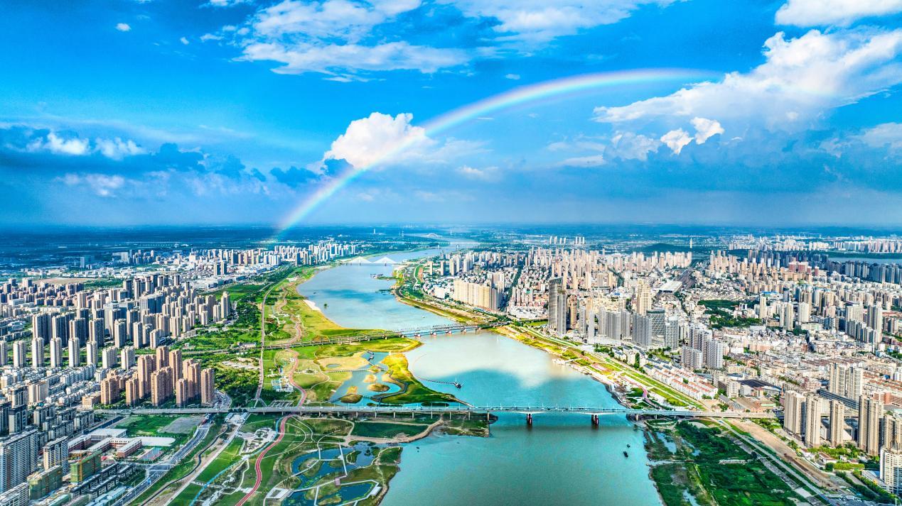 俯瞰蚌埠城区新貌，淮河穿城而过。蚌埠市委宣传部供图