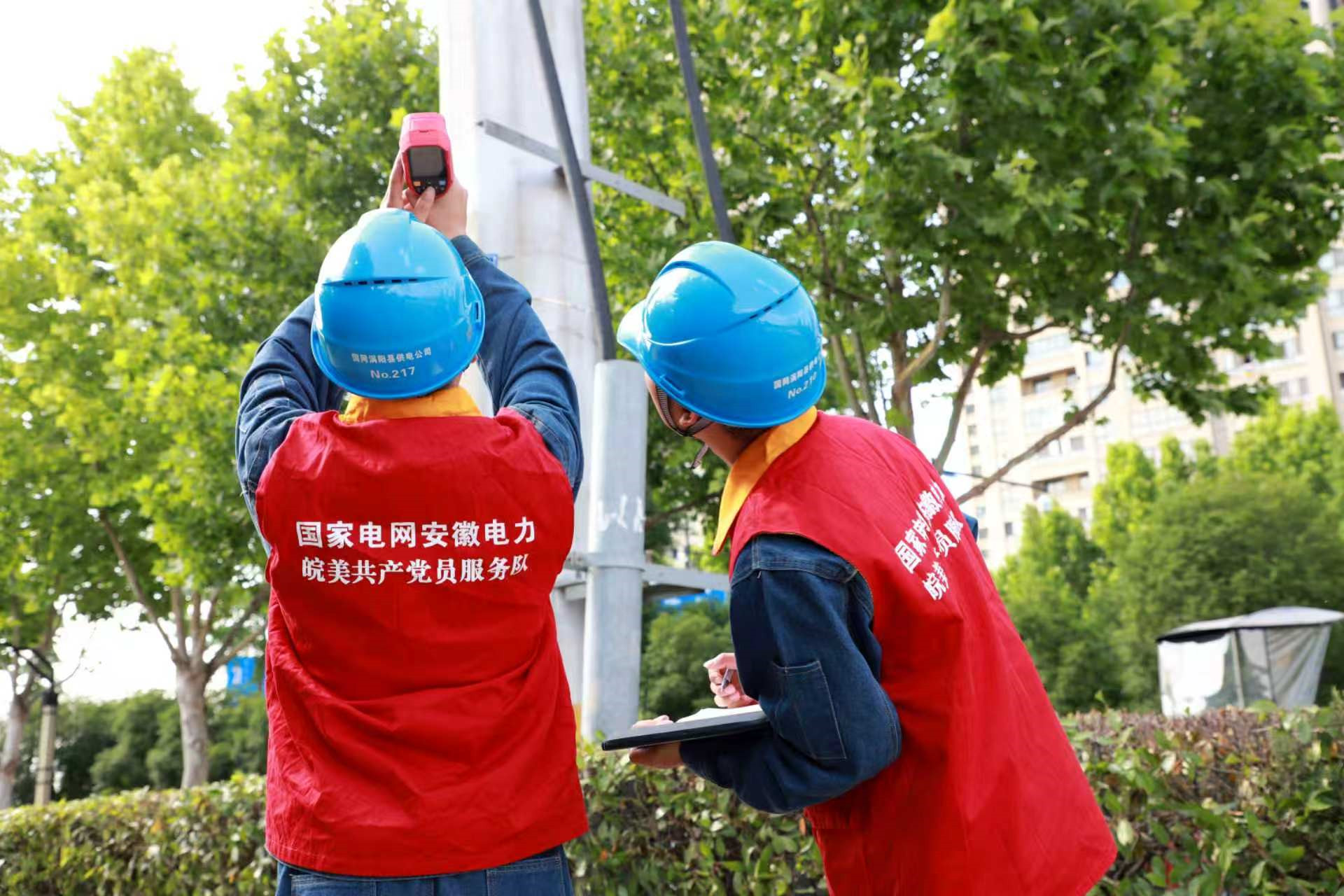 国网涡阳县供电公司电力技术人员正在对涡阳第一中学高考考点供电线路和设备进行特巡，确保考场供电万无一失。