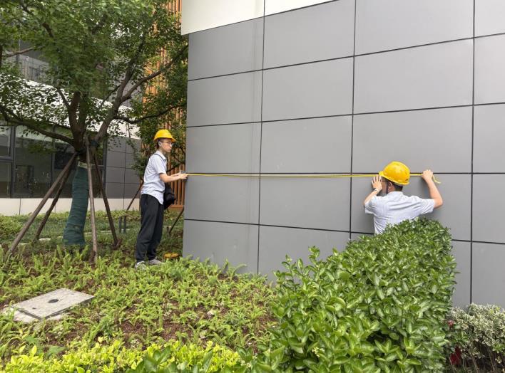 現場測量燃氣管道進戶距離。