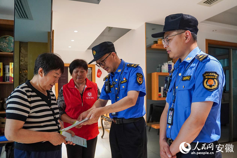 城管隊員與社區志願者一起進行垃圾分類宣傳。人民網記者 陳若天攝