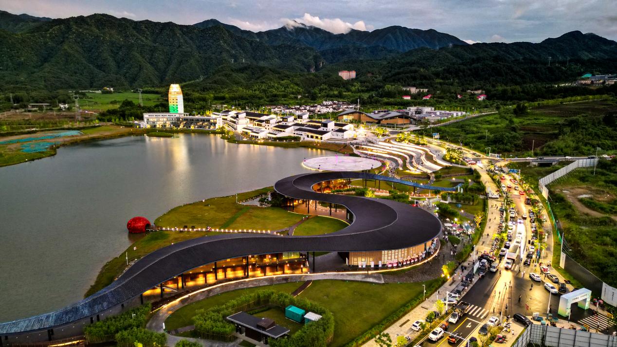 黃山區譚家橋鎮悠悠湖文旅街區夜景圖。黃山區委宣傳部提供