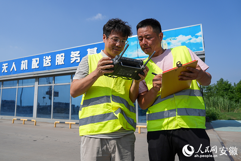 工作人員操控無人機為過往船舶配送物資。人民網記者 苗子健攝