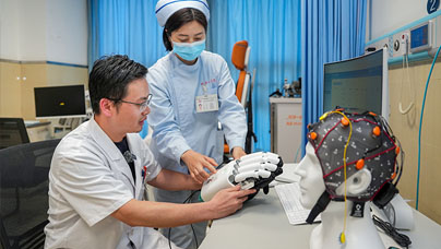 行進中國丨探秘腦機接口：“心想”何以“事成”動動意念，就能指揮機械手握住水杯﹔移動目光，便能在電腦上輸入文字﹔康復機器人讀取大腦信號，帶動患者訓練踝關節……
