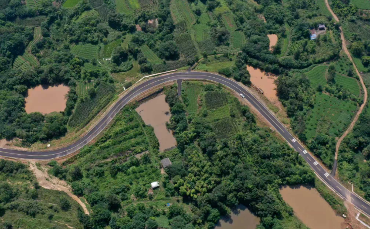 公路蜿蜒