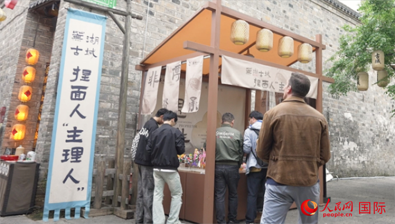 蕪湖古城游客在捏面主理人攤位前駐足。人民網記者 蘇纓翔攝