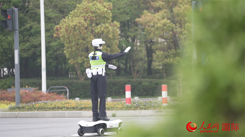 奇瑞墨甲機器人正在指揮道路交通。人民網記者 蘇纓翔攝