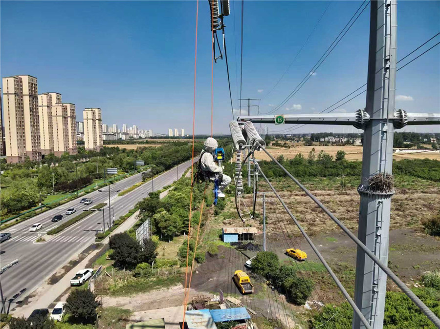 帶電作業除隱患。