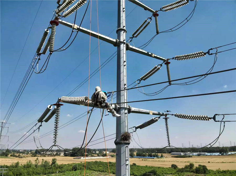 帶電作業除隱患。