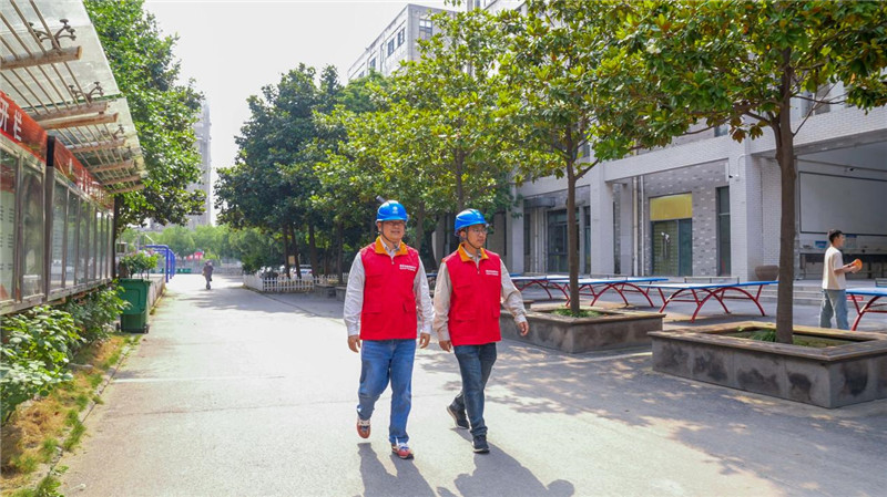 供电员工上门走访肥东三中清和校区。