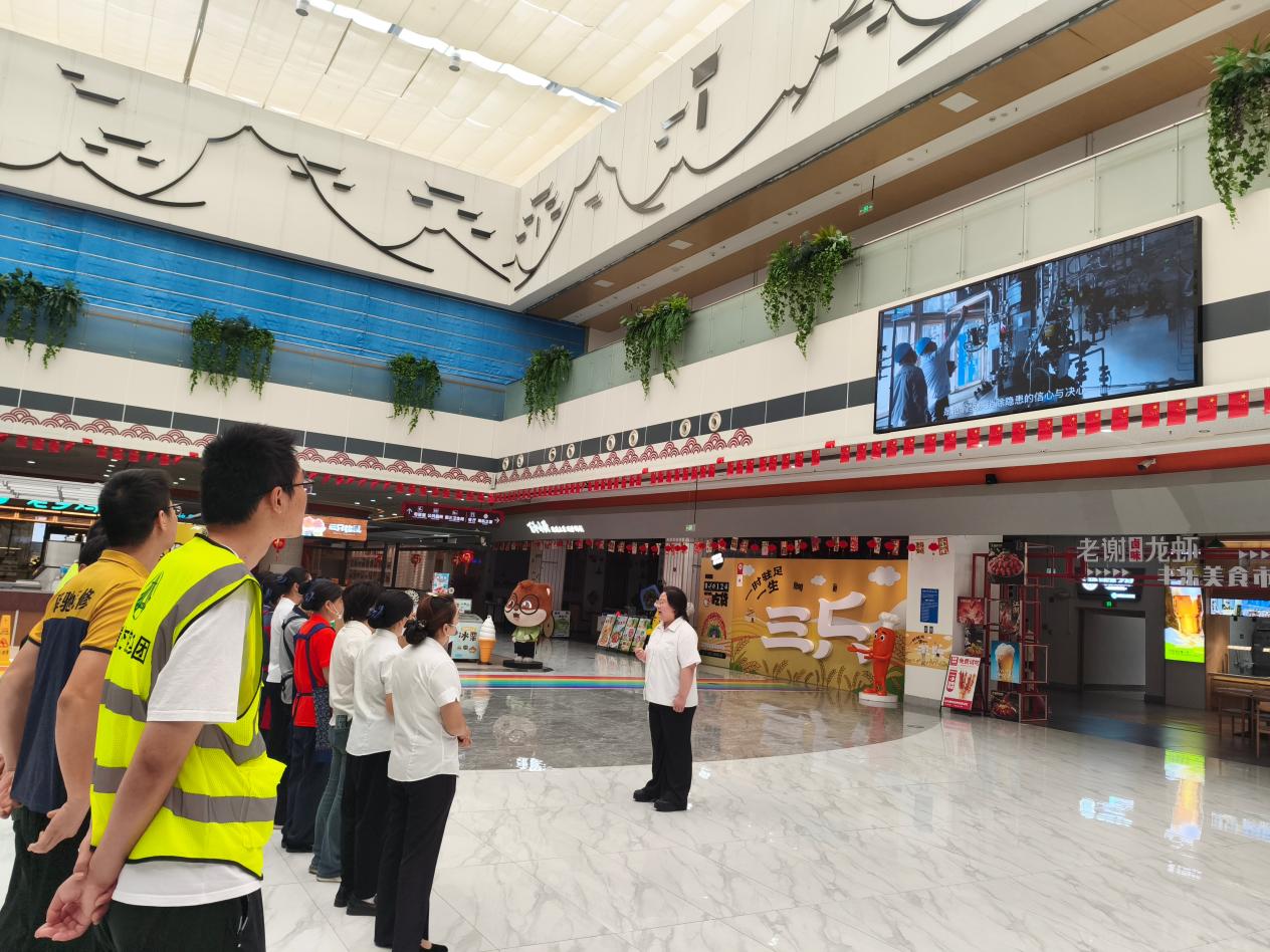 丰乐服务区在客流低峰期，组织员工观看安全生产警示教育视频。