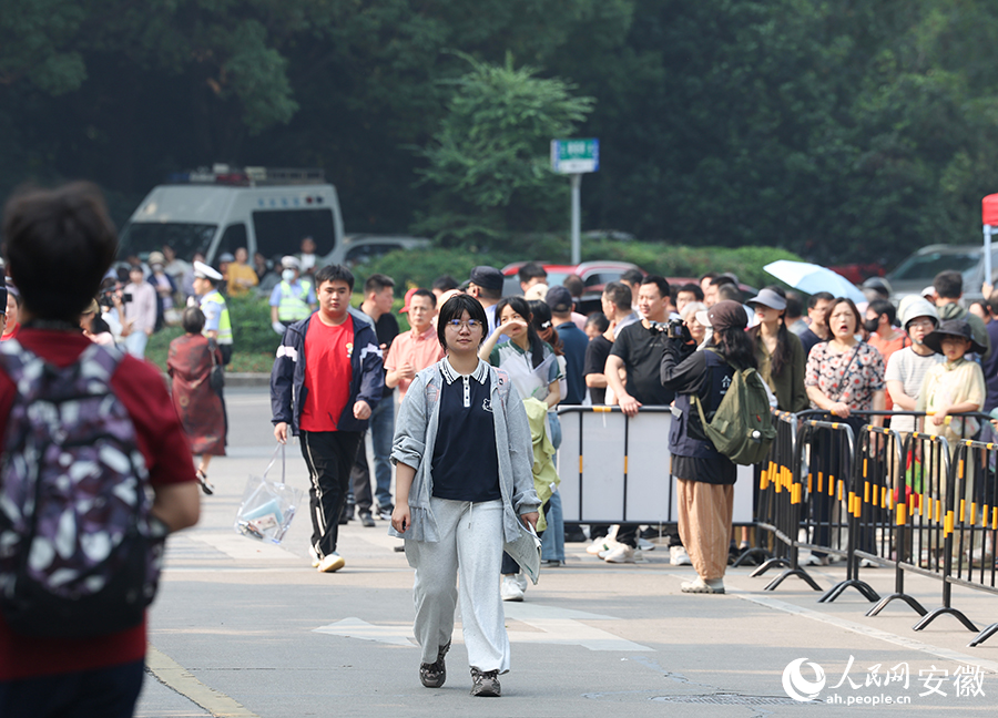 合肥考区八中考点，考生步入考场。人民网记者 张俊摄