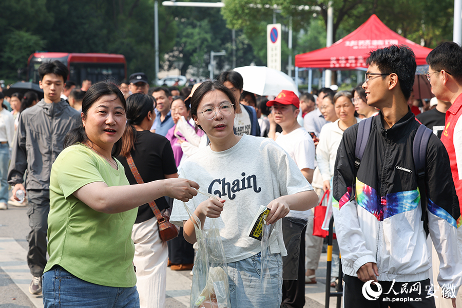 家长热情送考。人民网记者 张俊摄