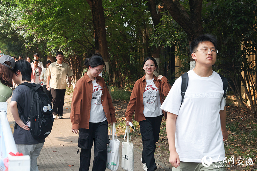 考生奔赴考场。人民网记者 张俊摄