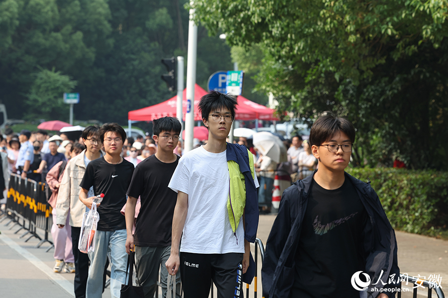 考生有序进入考场。人民网记者 张俊摄